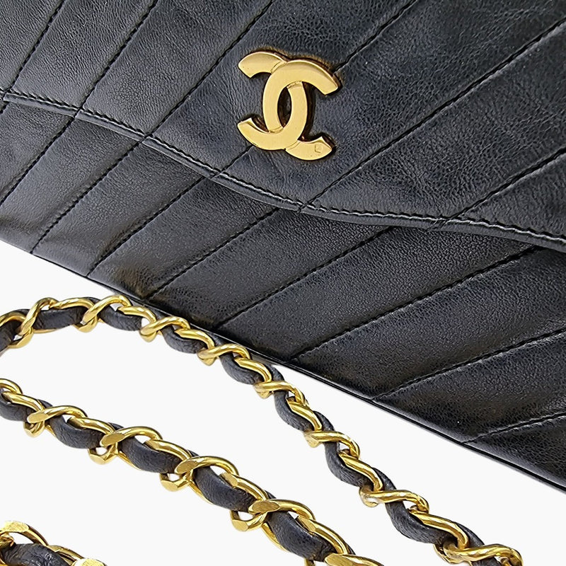 vintage diagonal quilted flap bag taske fra brand: CHANEL - We Do Vintage